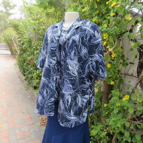 Fabutous 2 piece blouse set in navy with steel blue and white pattern. Size 48/28 by TUNG TAI.As new