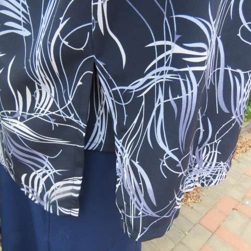 Fabutous 2 piece blouse set in navy with steel blue and white pattern. Size 48/28 by TUNG TAI.As new