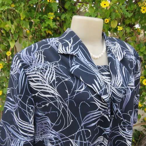 Fabutous 2 piece blouse set in navy with steel blue and white pattern. Size 48/28 by TUNG TAI.As new