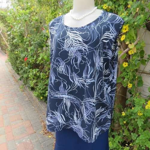 Fabutous 2 piece blouse set in navy with steel blue and white pattern. Size 48/28 by TUNG TAI.As new