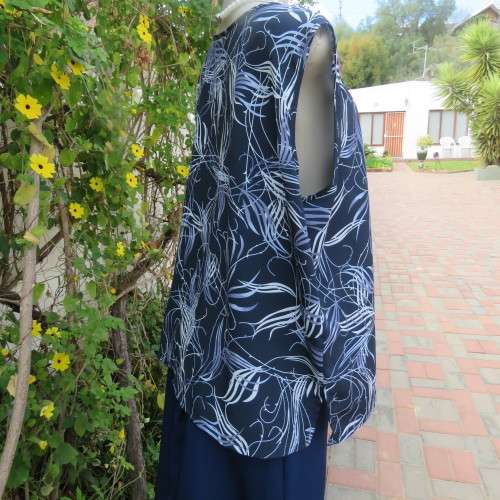 Fabutous 2 piece blouse set in navy with steel blue and white pattern. Size 48/28 by TUNG TAI.As new