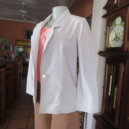 High quality JULIE WHYTE ecru colour 100% cotton vintage jacket. Size 32/8 .Good condition.