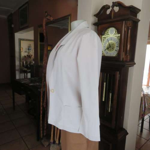 High quality JULIE WHYTE ecru colour 100% cotton vintage jacket. Size 32/8 .Good condition.