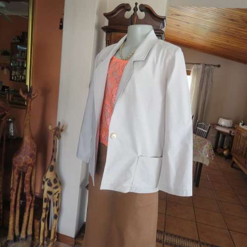 High quality JULIE WHYTE ecru colour 100% cotton vintage jacket. Size 32/8 .Good condition.