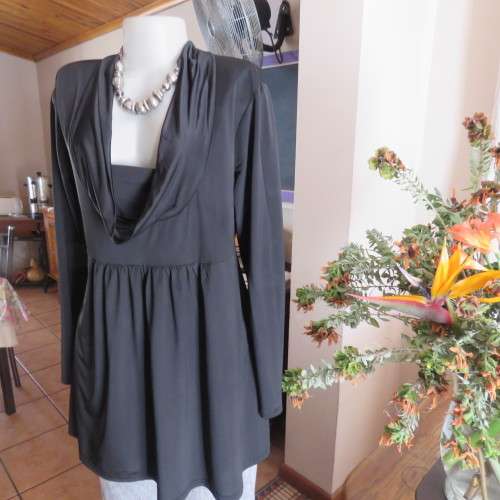 Black long sleeve silky stertch loose top. Cowl neckline. Size 42/18. By Image. Good condiyion.