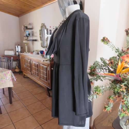 Black long sleeve silky stertch loose top. Cowl neckline. Size 42/18. By Image. Good condiyion.
