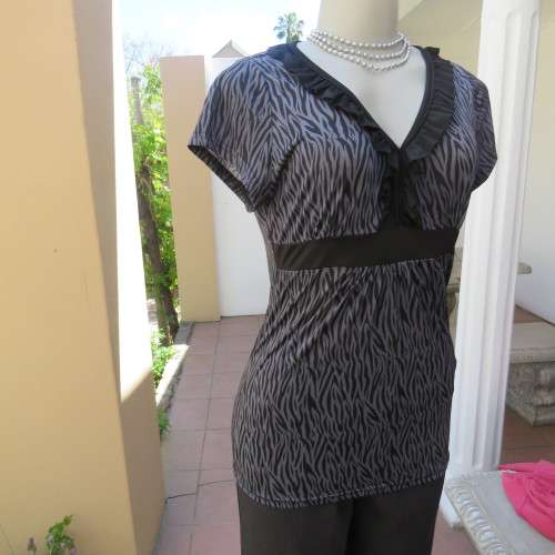 Sexy little animal print top. Empire front. V-neckline.Size 32/8. By Insync Formal. New condition.