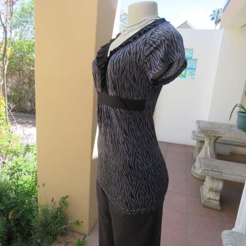 Sexy little animal print top. Empire front. V-neckline.Size 32/8. By Insync Formal. New condition.