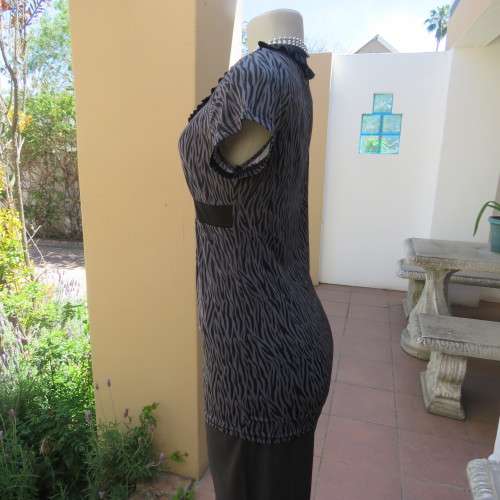 Sexy little animal print top. Empire front. V-neckline.Size 32/8. By Insync Formal. New condition.