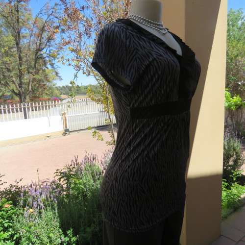 Sexy little animal print top. Empire front. V-neckline.Size 32/8. By Insync Formal. New condition.