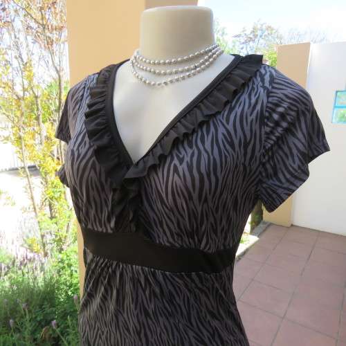 Sexy little animal print top. Empire front. V-neckline.Size 32/8. By Insync Formal. New condition.