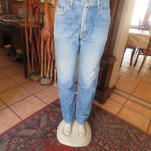 Ladies high waist boyfriend denim jeans. Skinny legs. Size 34/10. By RIVER TRADER. Distressed look.