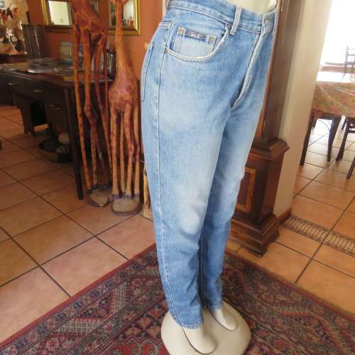 Ladies high waist boyfriend denim jeans. Skinny legs. Size 34/10. By RIVER TRADER. Distressed look.