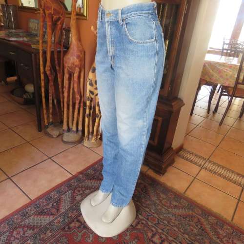 Ladies high waist boyfriend denim jeans. Skinny legs. Size 34/10. By RIVER TRADER. Distressed look.