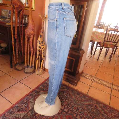 Ladies high waist boyfriend denim jeans. Skinny legs. Size 34/10. By RIVER TRADER. Distressed look.