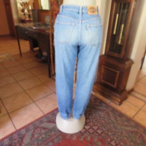 Ladies high waist boyfriend denim jeans. Skinny legs. Size 34/10. By RIVER TRADER. Distressed look.