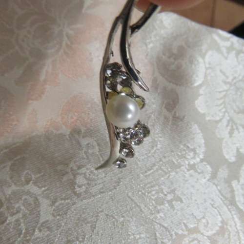 Rhodium plated brooch with faux diamonds and pearl decoration. Length 6cm. As New.