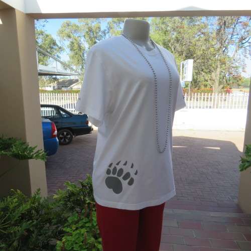 White short sleeve T-shirt. Logo of Extreme Mountain Bike Challenge. Size 36/12. By HANES. As new.