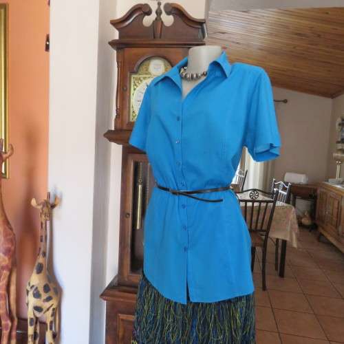 Cobalt blue long DONNA-CLAIRE short sleeve button down top. V-front with collar. Size 42/18. As new.