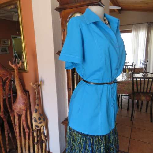 Cobalt blue long DONNA-CLAIRE short sleeve button down top. V-front with collar. Size 42/18. As new.