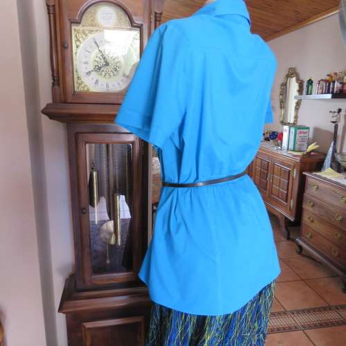 Cobalt blue long DONNA-CLAIRE short sleeve button down top. V-front with collar. Size 42/18. As new.