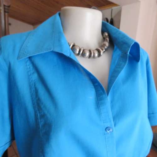 Cobalt blue long DONNA-CLAIRE short sleeve button down top. V-front with collar. Size 42/18. As new.