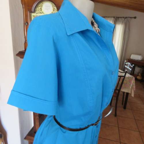 Cobalt blue long DONNA-CLAIRE short sleeve button down top. V-front with collar. Size 42/18. As new.