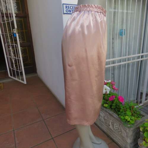 Glamour calf length nude colour skirt. Fully lined elasticated waist. Size 36/12. New condition.