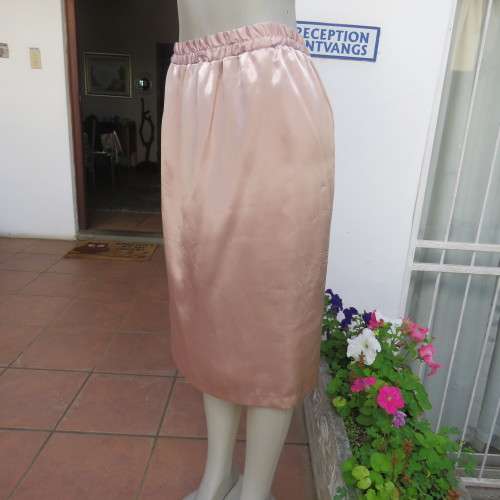 Glamour calf length nude colour skirt. Fully lined elasticated waist. Size 36/12. New condition.