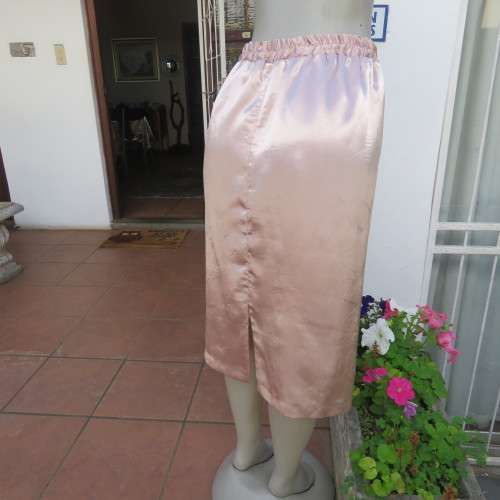 Glamour calf length nude colour skirt. Fully lined elasticated waist. Size 36/12. New condition.