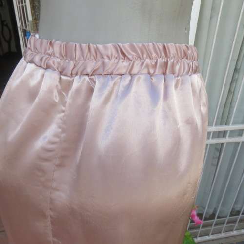 Glamour calf length nude colour skirt. Fully lined elasticated waist. Size 36/12. New condition.