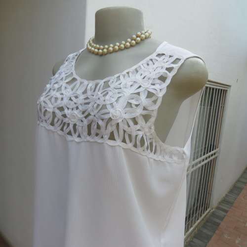 Stunning DELTON white sleeveless top. Amazing see-through ribbon decoration. Size 36/12. As new.