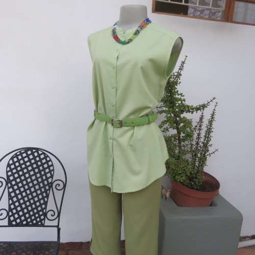 Sleeveless mint green button down top high banded collar. Size 38/14. By WOOLWORTHS. Good condition.