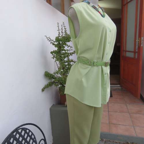 Sleeveless mint green button down top high banded collar. Size 38/14. By WOOLWORTHS. Good condition.
