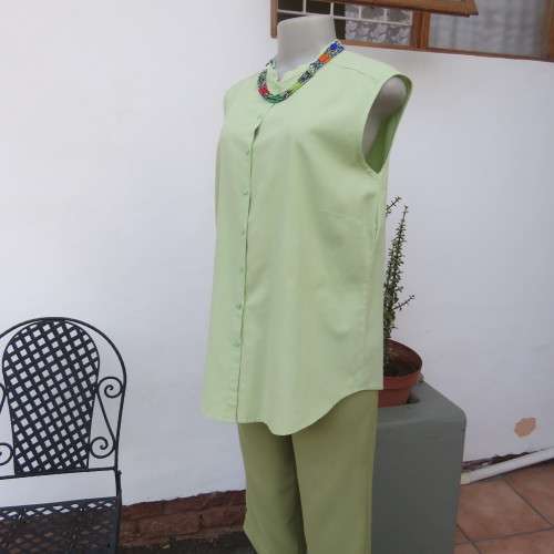 Sleeveless mint green button down top high banded collar. Size 38/14. By WOOLWORTHS. Good condition.