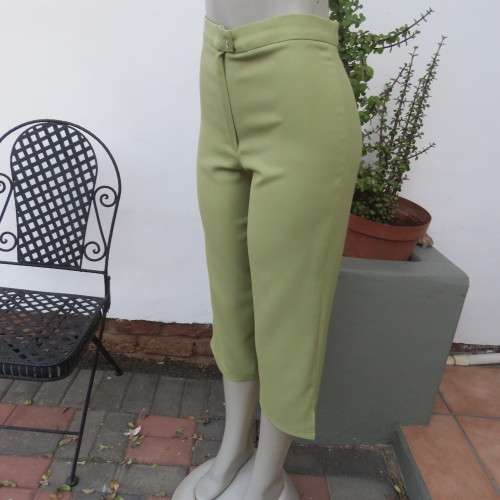 Boutique made light avo green capri pants. High waist with short slits on legs. Size 34/10. As new.