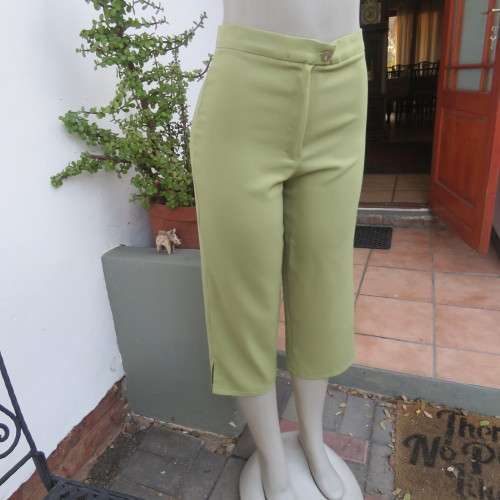 Boutique made light avo green capri pants. High waist with short slits on legs. Size 34/10. As new.