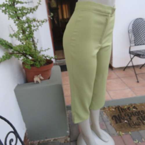 Boutique made light avo green capri pants. High waist with short slits on legs. Size 34/10. As new.