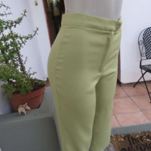 Boutique made light avo green capri pants. High waist with short slits on legs. Size 34/10. As new.