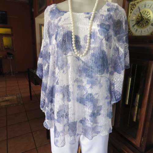 Top of the line QUEENSPARK top. Decorated with sequins. Rounded overlay. Size 38/14. New condition.