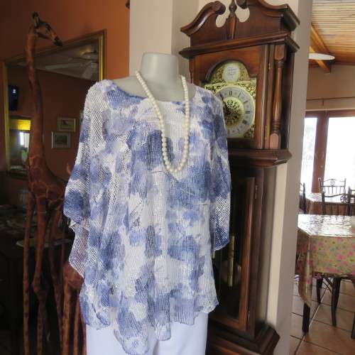 Top of the line QUEENSPARK top. Decorated with sequins. Rounded overlay. Size 38/14. New condition.