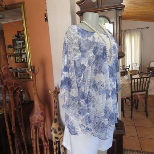 Top of the line QUEENSPARK top. Decorated with sequins. Rounded overlay. Size 38/14. New condition.