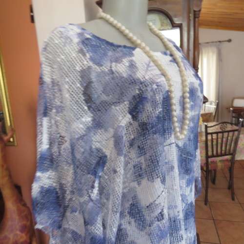 Top of the line QUEENSPARK top. Decorated with sequins. Rounded overlay. Size 38/14. New condition.