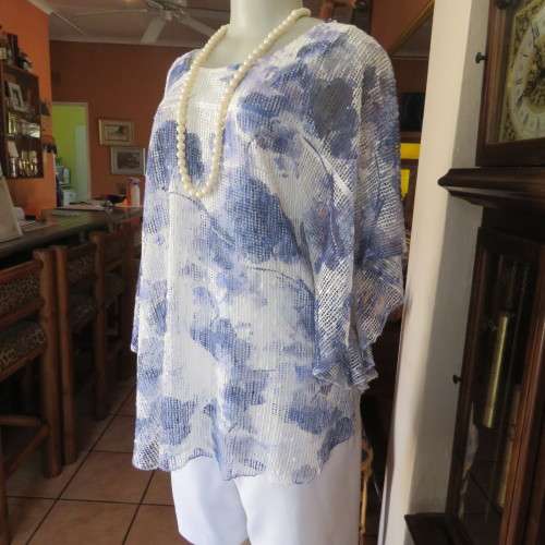 Top of the line QUEENSPARK top. Decorated with sequins. Rounded overlay. Size 38/14. New condition.