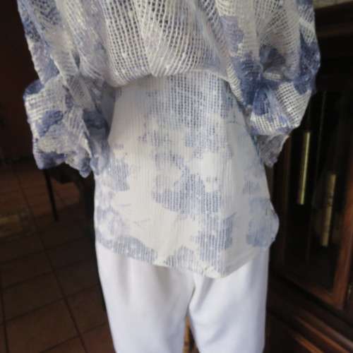 Top of the line QUEENSPARK top. Decorated with sequins. Rounded overlay. Size 38/14. New condition.