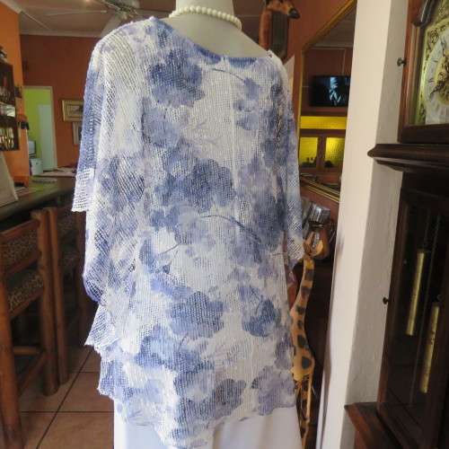 Top of the line QUEENSPARK top. Decorated with sequins. Rounded overlay. Size 38/14. New condition.