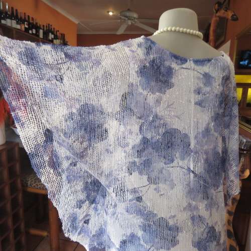 Top of the line QUEENSPARK top. Decorated with sequins. Rounded overlay. Size 38/14. New condition.