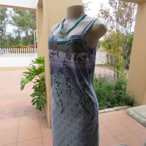 Beautiful summer shift dress with shoulder straps. Border across bust and seam. Size 34/10. As new.