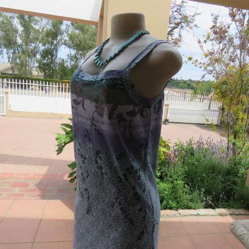 Beautiful summer shift dress with shoulder straps. Border across bust and seam. Size 34/10. As new.