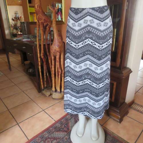 AMARA skirt from US. Expensive brand. Horizontal zig zag design Size 32 to 34 New condition